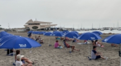 Las playas de San Javier amanecen sorprendiendo a los más madrugadores con sombrillas y palas de playa