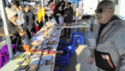 Miércoles 22 de abril de 10:00 a 13:30 horas en la calle del mercado de Santiago de la Ribera. Especial Mercado de libro. Pásate por nuestro puesto para coger tu libro gratis.