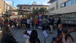 Más de un centenar de personas se congrega en la plaza de España de San Javier para condenar la violencia machista contra la mujer 